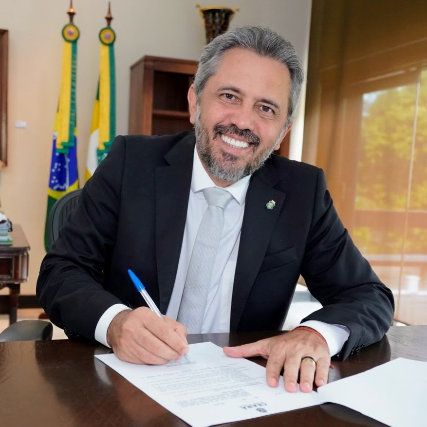 Governador Elmano de Freitas amplia cargos nas universidades estaduais do Ceará